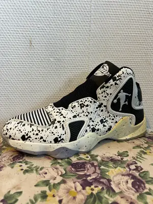 Paire de baskets blanches et noires à motif tacheté