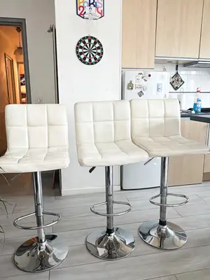Lot de 4 tabourets de bar blancs en simili cuir, pieds chromés réglables