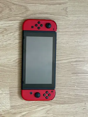 Nintendo Switch en parfait état, sans dommage, avec housse offerte - Miniature 2