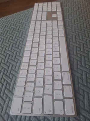 Clavier QWERTY en très bon état - Miniature 2
