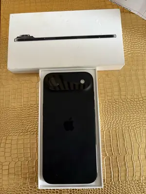 iPhone 17 Air en état quasi neuf, sans rayures, avec boîte d’origine et coque - Miniature 4