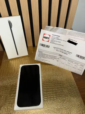 iPhone 17 Air en état quasi neuf, sans rayures, avec boîte d’origine et coque - Miniature 2