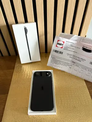 iPhone 17 Air en état quasi neuf, sans rayures, avec boîte d’origine et coque