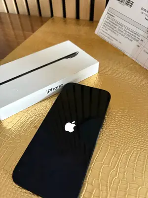 iPhone 17 Air en état quasi neuf, sans rayures, avec boîte d’origine et coque - Miniature 3