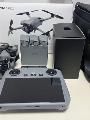 DJI Mini 5 Pro C0 Fly More Combo + DJI RC 2 + 3 batteries – Comme neuf – 1 seul vol