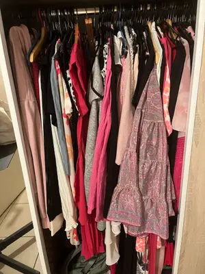 Vêtements femme tailles 42 et 44, principalement roses et rose poudré