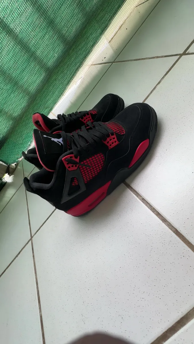 Jordan 4 Taille 42 - Comme neuf - Photo 1