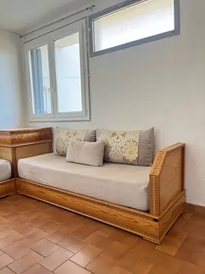 Salon marocain complet avec table, fauteuils de 2 m, état comme neuf - Miniature 3