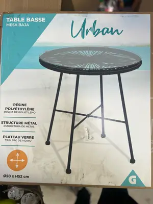 Table basse neuve en métal, résine polyéthylène et verre - Ø50 x H52 cm