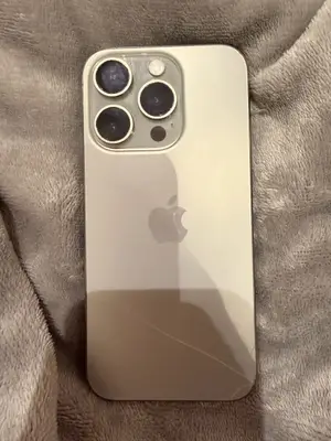 iPhone 15 Pro, 256GB.parfaitement fonctionnel, batterie à 88 %