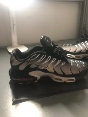 Paire de Nike TN Air avec une petite rayure à l’avant - Miniature 2