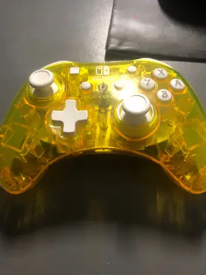 Manette Pro Nintendo jaune compatible avec toutes les consoles Nintendo Switch