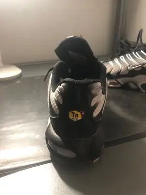 Paire de Nike TN Air avec une petite rayure à l’avant - Miniature 3