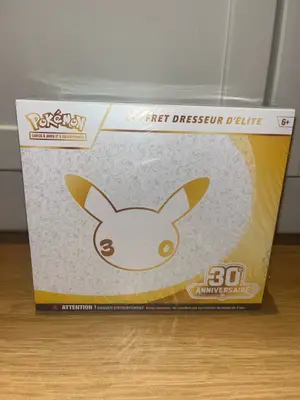 Elite Trainer Box Pokémon TCG 30th Anniversary, édition spéciale neuve scellée