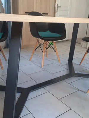 Table bois clair + 6 chaises/fauteuils scandinaves - Miniature 4