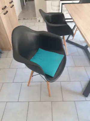 Table bois clair + 6 chaises/fauteuils scandinaves - Miniature 2