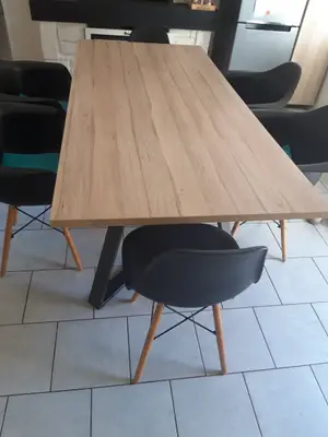 Table bois clair + 6 chaises/fauteuils scandinaves