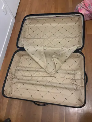 Grande valise violette en bon état, roulette qui accroche et traces d’usage - Miniature 2