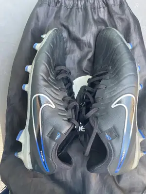 Crampons Nike Tiempo noir et bleu