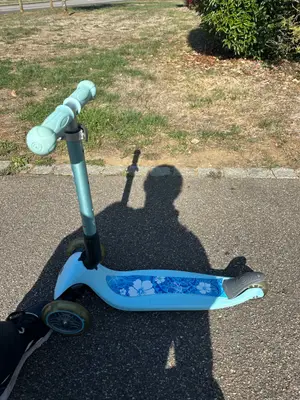 Trottinette enfant Globber 3 roues bleu turquoise, en bon état - Miniature 3