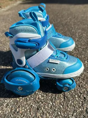 Rollers HUDORA bleus pour enfant, taille réglable 26–29, en bon état général - Miniature 2