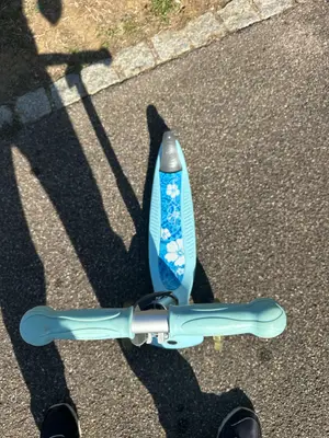 Trottinette enfant Globber 3 roues bleu turquoise, en bon état