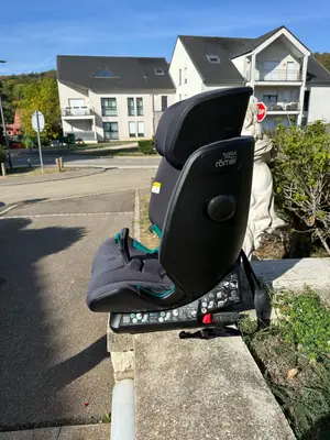 Siège auto Britax Römer noir en bon état avec appui-tête réglable et XP-PAD - Miniature 2