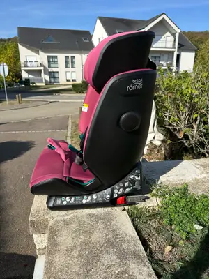 Siège auto enfant rose et bordeaux avec appui-tête réglable, jamais accidenté - Miniature 2