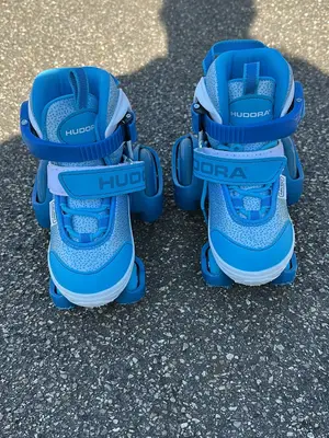 Rollers HUDORA bleus pour enfant, taille réglable 26–29, en bon état général