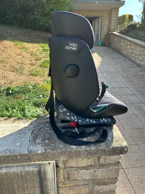 Siège auto Britax Römer noir en bon état avec appui-tête réglable et XP-PAD