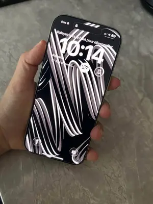 iPhone 17Pro Max 256 Go comme neuf avec boîte et câble - Miniature 2