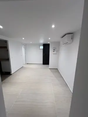 Appartement au rez-de-chaussée avec entrée indépendante, salon-cuisine et 2 chambres - Miniature 2