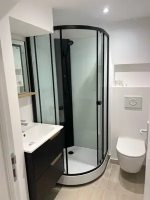 Appartement au rez-de-chaussée avec entrée indépendante, salon-cuisine et 2 chambres - Miniature 3