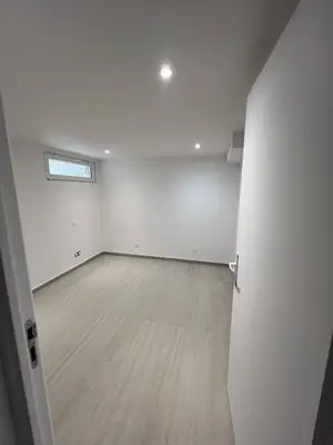 Appartement au rez-de-chaussée avec entrée indépendante, salon-cuisine et 2 chambres