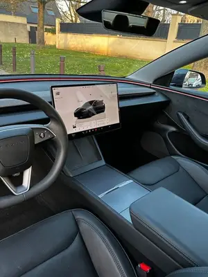 Tesla Model 3 2024 en location - 375 € par semaine, assurances VTC incluses - Miniature 3