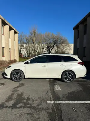 Toyota Auris disponible pour activité VTC - 200 € par semaine - Miniature 2