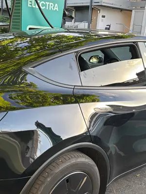 Tesla Model Y Propulsion toute neuve, location 450 € par semaine - Miniature 4