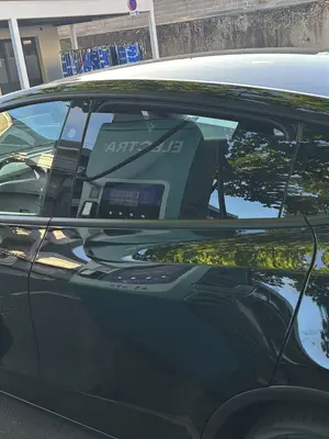 Tesla Model Y Propulsion toute neuve, location 450 € par semaine - Miniature 3