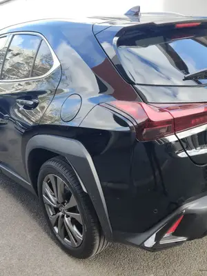 Lexus UX250h disponible pour activité VTC - 300 € par semaine - Miniature 2