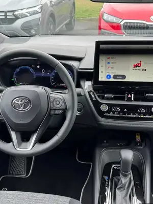 Toyota Corolla Touring Sport 2024 - location à la semaine, assurances VTC incluses - Miniature 3