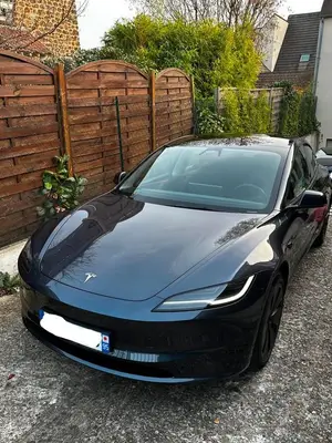 Tesla Model 3 2024 en location - 375 € par semaine, assurances VTC incluses