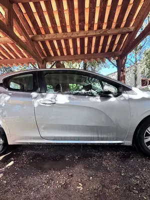 Peugeot 208 2013 bon état - Miniature 2