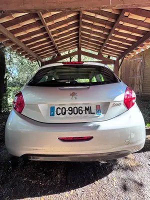 Peugeot 208 2013 bon état - Miniature 4