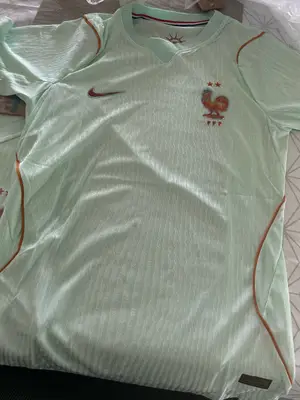 Maillots de foot et paire de baskets neufs et en très bon état - Miniature 4