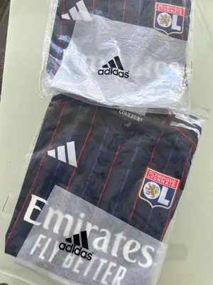 Maillots de foot et paire de baskets neufs et en très bon état - Miniature 3