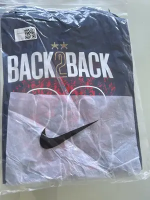 Maillots de foot et paire de baskets neufs et en très bon état - Miniature 5