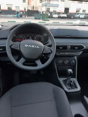 Dacia Sandero en état - Miniature 2