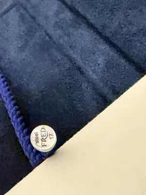 Bracelet Fred Force 10 moyen modèle Or Blanc  en or blanc 750/1000 et câble bleu marine - Miniature 3