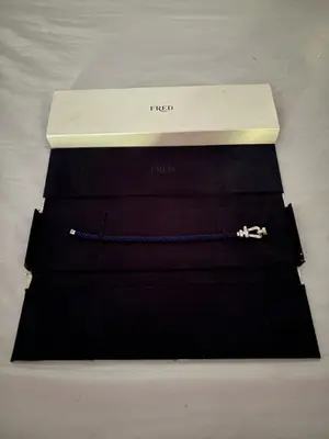 Bracelet Fred Force 10 moyen modèle Or Blanc  en or blanc 750/1000 et câble bleu marine