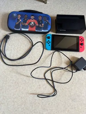 Nintendo Switch peu utilisée avec accessoires